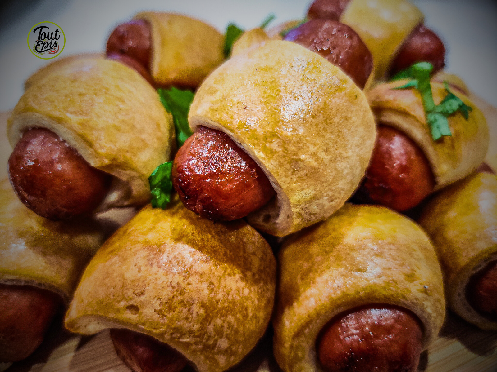 Football Favorites: Golden pigs in a blanket with a bold Konfi Piman dip